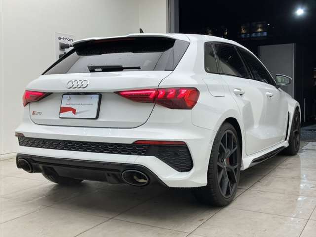 当店ではAudiの定める100項目に及ぶ納車前の法定点検整備を無料で実施後、ご納車しております。また、認定中古車の保証期間は販売会社によって異なりますが、当店では1年間の長期保証を無償付帯しております。
