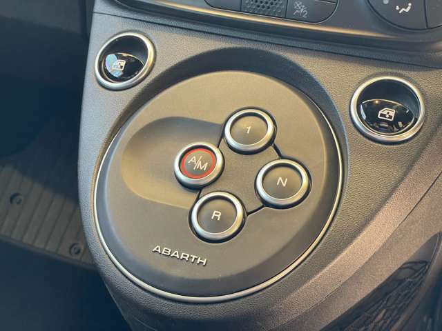 アバルト595にシフトレバーはなく操作はこのボタンで行います。