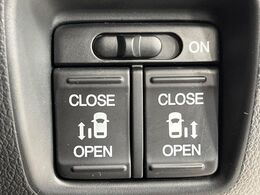 【両側パワースライドドア】スマートキーや運転席のスイッチで後席両側スライドドアの開閉が可能♪電動だから力を入れてドアを開ける必要が無く、小さなお子様でも簡単に開け閉めでき快適です♪