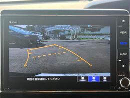 【バックカメラ】駐車時に後方がリアルタイム映像で確認できます。大型商業施設や立体駐車場での駐車時や、夜間のバック時に大活躍！運転スキルに関わらず、今や必須となった装備のひとつです！