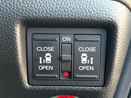 【両側パワースライドドア】スマートキーや運転席のスイッチで後席両側スライドドアの開閉が可能♪電動だから力を入れてドアを開ける必要が無く、小さなお子様でも簡単に開け閉めでき快適です♪