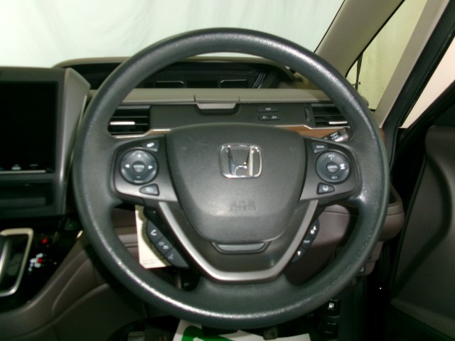 ステアリングスイッチでオーディオ各種操作が可能で、運転に集中できます。安心・安全・快適なドライブをお楽しみいただけます。