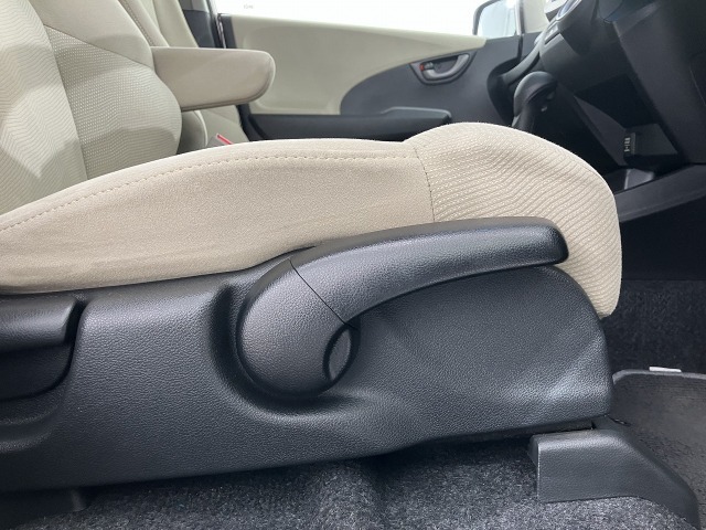 ★運転席ハイトアジャスター★ 運転される方によってシートの高さが調節できます！自分に合ったドライビングポジションで運転がさらに快適に♪