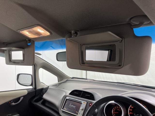 【あると便利な装備】運転席・助手席サンバイザー内側ミラー+マップランプが装備されています