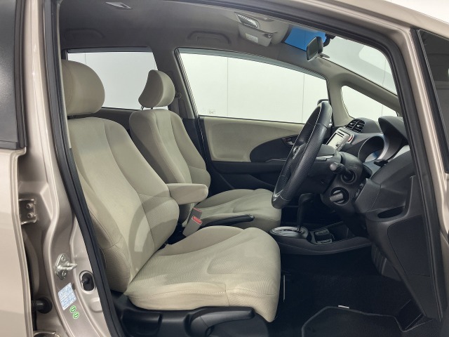 ★フロントシート★ 自然な姿勢のままでいられるシートが、運転しやすさと疲れにくさを感じさせてくれるはずです