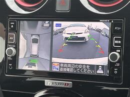 【アラウンドビューモニター】まるでクルマを真上から見下ろしたかのような視点で駐車をサポートします！クルマの斜め後ろや真横など、前後左右の4つのカメラの映像が合成されて、モニターに映し出されます。