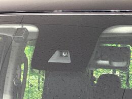 【三菱e-Assist】走行中に前方の車両等を認識し、衝突しそうな時は警報とブレーキで衝突回避と被害軽減をアシスト。より安全にドライブをお楽しみいただけます。