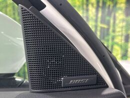 【BOSEサウンドシステム】メーカーオプションの高品位サウンドシステムを搭載。専用のチューニングが施された大小様々なスピーカーから良質なサウンドが奏でられ、臨場感あふれる音響空間を演出します。