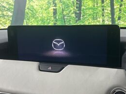 【12.3インチマツダコネクト】車内の雰囲気にマッチした大型ディスプレイ。スマホ接続でのナビ使用やBluetooth再生等、様々な機能が楽しめます。直感的なダイヤル操作が可能で、使い勝手も良好です。