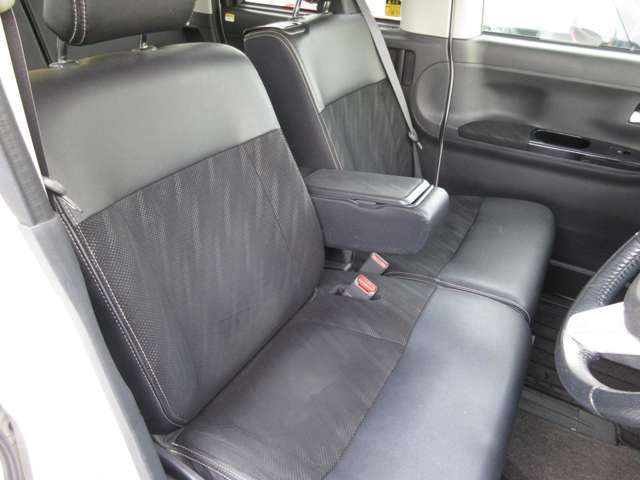 収納式のアームレストが付いてゆったりとドライブしていただけます