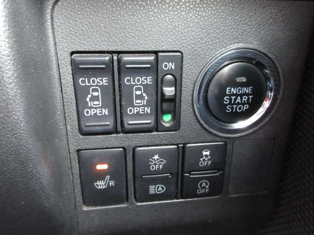 エンジンスタートボタン周辺には両側パワースライドや各種スイッチ類が配されています