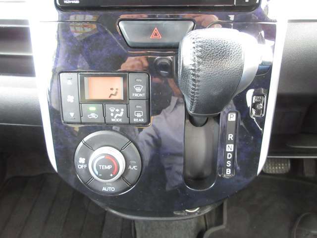 ダッシュ式シフトにオートエアコンのスイッチ類