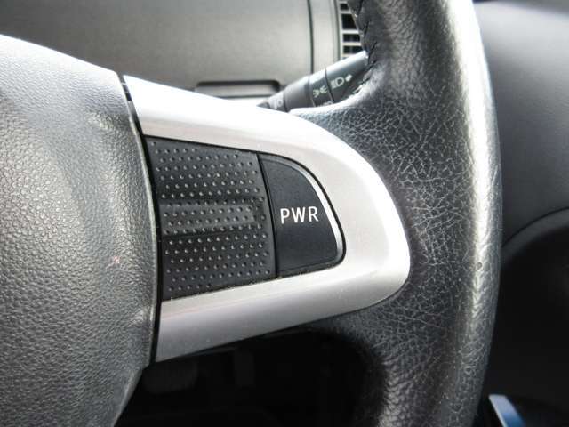 右側にはDアシストスイッチ付いてパワーモードにするとより警戒な走行をすることができます