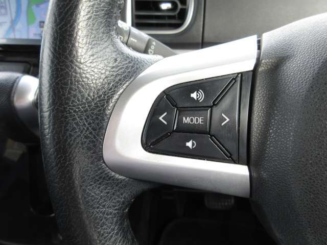 ステアリングにはオーディオコントロールスイッチが付いてスマートにお使いいただけます