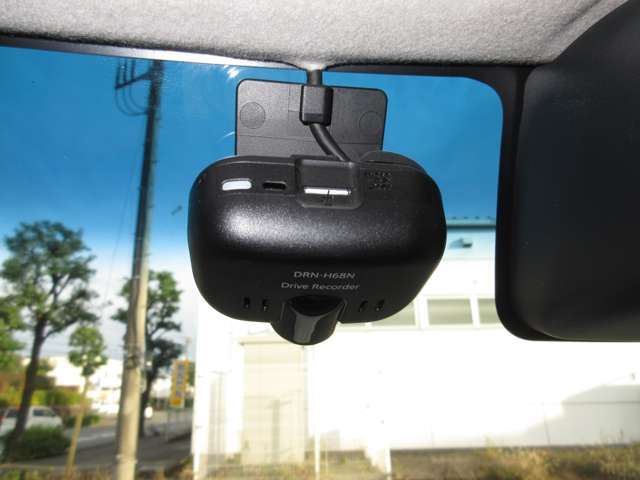 こちらも今では必須アイテムのドライブレコーダーが奢られています