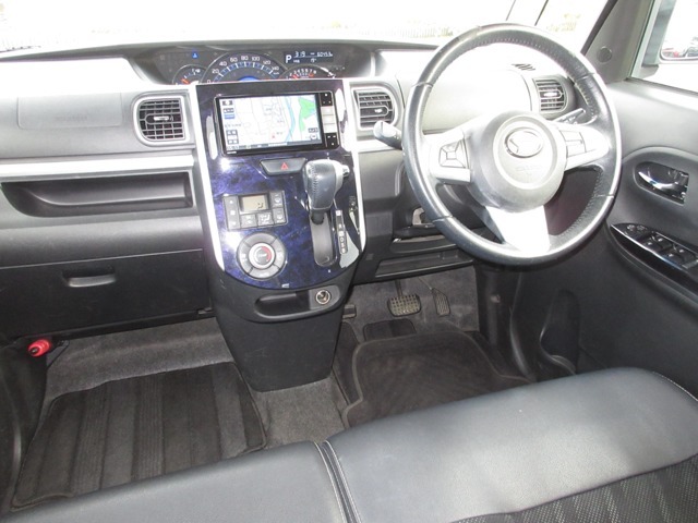 ブラック基調でスポーティーな雰囲気のインテリア