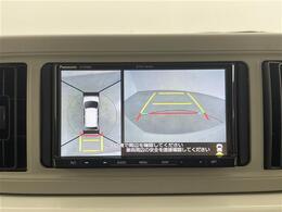 【パノラマモニター】クルマを真上から見下ろした視点で駐車をサポートします！死角からの障害物にいち早く気が付くことができます。
