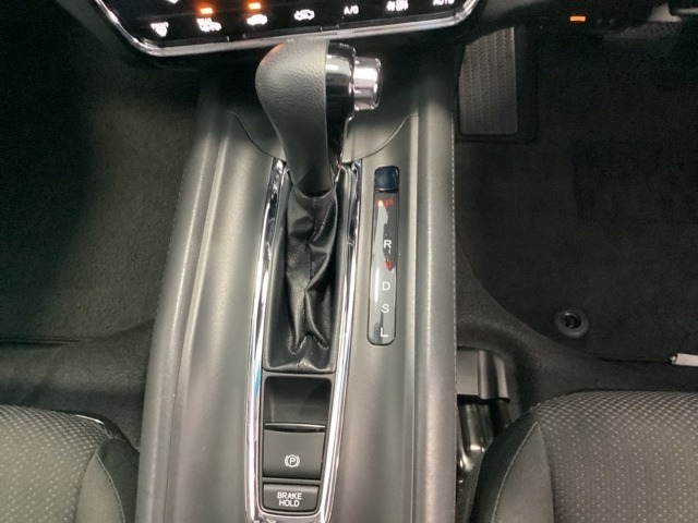 CVT車のセレクトレバーです。低速から高速まで、変速ショックのないスムーズな走りと、エンジン効率のよい領域を維持して燃費にも貢献します。サイドブレーキはスイッチ操作の電子制御パーキングブレーキです。