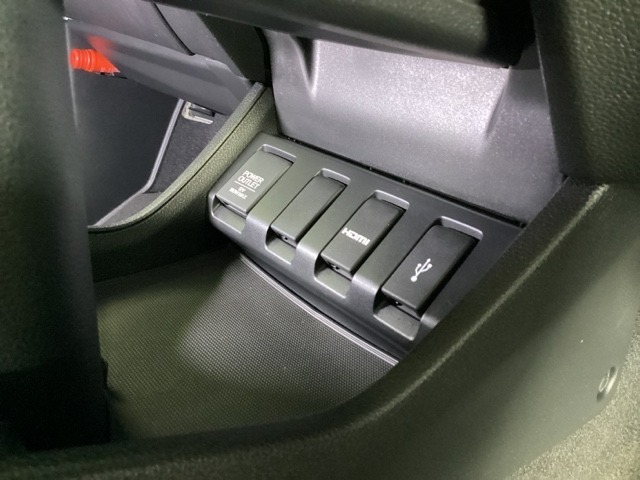 アクセサリーソケットはUSBのアダプターなどをつければ、スマホの充電にも使えます。横にはナビゲーション用の外部入力可能なUSB端子やHDMI端子がついており、周辺には物が置けるトレーがついています。