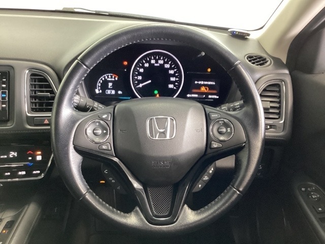 ハンドルにHondaセンシング系のクルーズコントロールやレーンキープアシストなどのスイッチと、オーディオの操作スイッチが装備されています。ハンドルから手を離さず安全に操作できます。