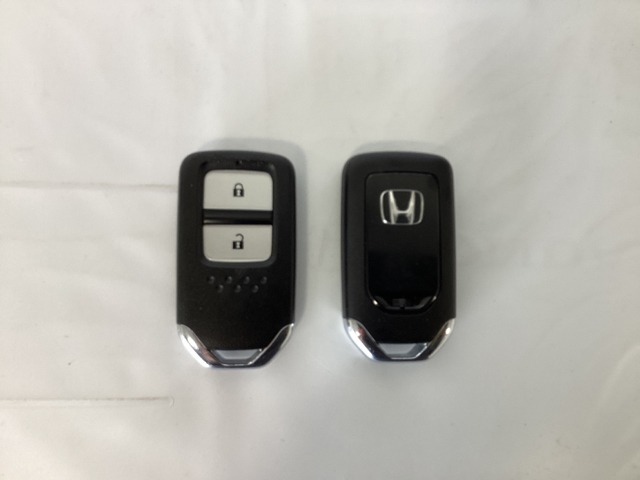スマートキーを装備しています。鍵を差し込むことなくドアロックの開け閉めと、スタートボタン操作でのエンジンスタートができます。スペアキーも同じものを用意しております。