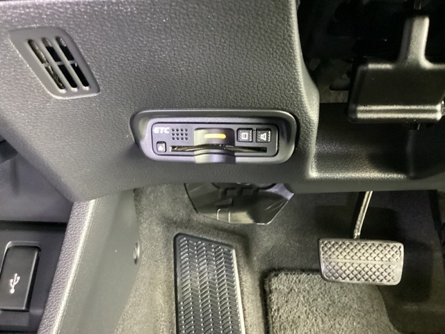 ハンドルの左下にETCがついています。高速道路の料金所の通過も楽々です！。　カードの取り出しもしやすい場所についています。