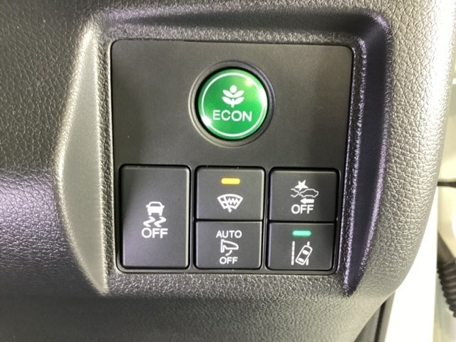 Hondaセンシング用の、VSA（ABS＋TCS＋横滑り抑制）解除とレーンキープアシストシステムのメインスイッチなどはハンドルの右側に装備しています。燃費に役立つECONボタンもここです。