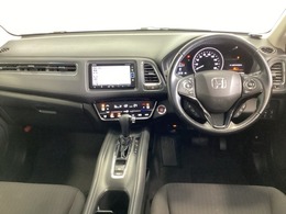 車内は光触媒抗菌消臭施工済です。スタイリッシュなデザインでスポーティなインパネ周りを演出します。グローブボックスやカップホルダーのほかにトレーなどたくさんの収納スペースが付いています。