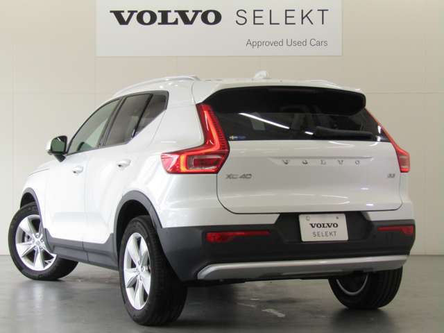 良質なスカンジナビアンデザインに全身を包まれたXC60には、控えめながら自信に満ちた、歴然とした美しさが備わっています。伝統のテールランプデザインは、変わらず安全へのこだわりが見てとれます。