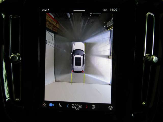 360°カメラが駐車場での運転操作をサポートします。