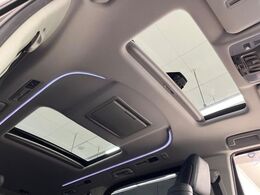 【サンルーフ】ボタンひとつで開閉可能！開放感たっぷりのサンルーフが装着されています！車内に明かりを取り入れたり景色を楽しむ以外にも、よどみがちな車内の空気も簡単に換気できて快適です！