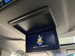 【フリップダウンモニター】家族や友人とお出かけする機会が多い方に大人気のフリップダウンモニター！大画面モニターで車内はエンタメ空間！退屈しがちな長距離ドライブも楽しい時間に変わります！