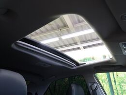 【サンルーフ】開放感たっぷりの希少装備、サンルーフが装着されています！車内に明かりを取り入れたり景色を楽しむ以外にも、車内の空気も簡単に換気できて快適です！