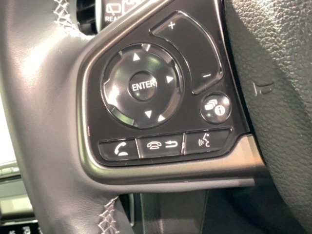 ステアリングにオーディオ操作スイッチが付いています。オーディオ画面に直接タッチしなくても操作が出来ますので、運転に集中できます。