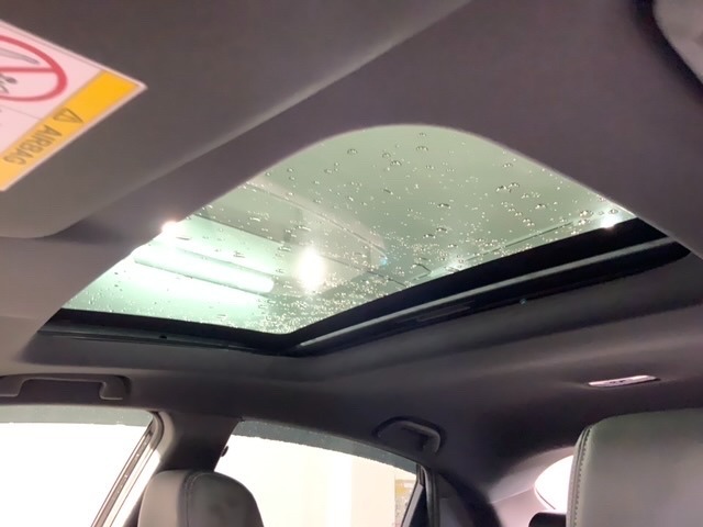サンルーフが装備されています。外からの光を取り込めるので気持ちがいいですね。