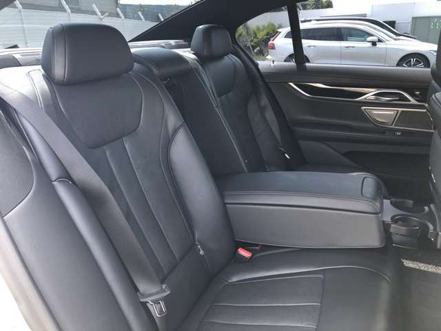 後席も使用感はさほど感じず、運転席・助手席同様に清潔感があります。後席シートもしっかりと作り込まれていますので、座り心地も悪くありません。是非、実車にてご確認下さい。
