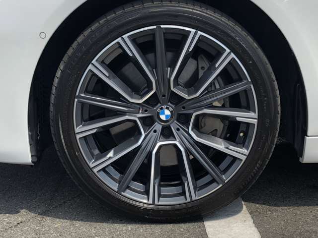 BMW純正20インチホイール。洗練されたデザインで、足元の個性を引き立てます。