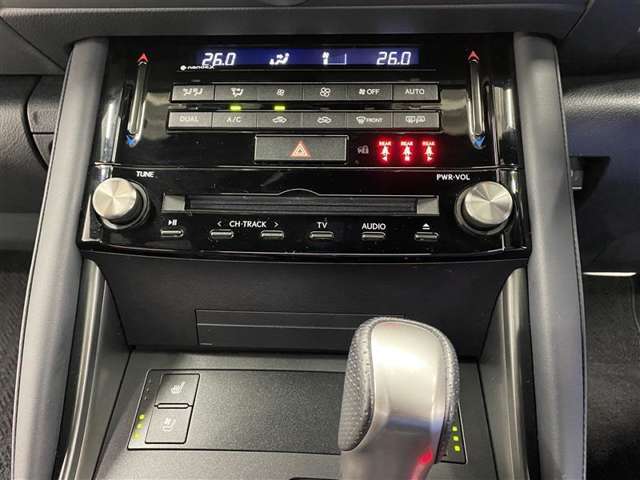 U-Carだけでなく、トヨタ車の新車販売、自動車整備、お車の買取、自動車用品販売、保険代理店業務、携帯電話等電話通信業務（KDDI、au）、JAF、各種カード発行及びお取り扱いをしております。