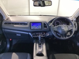 車内はチタニア抗菌防臭施工済です。黒系の内装色がスポーティなインパネ周りを演出します。グローブボックスやカップホルダーのほかにトレーなどたくさんの収納スペースが付いています。