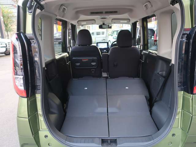セカンドシートを前に倒しこむと荷室スペースをさらに確保することができます。