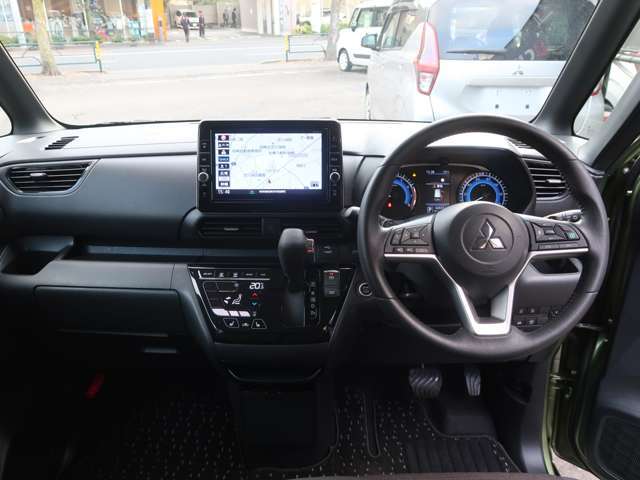 ナビを中心に使いやすいインパネ