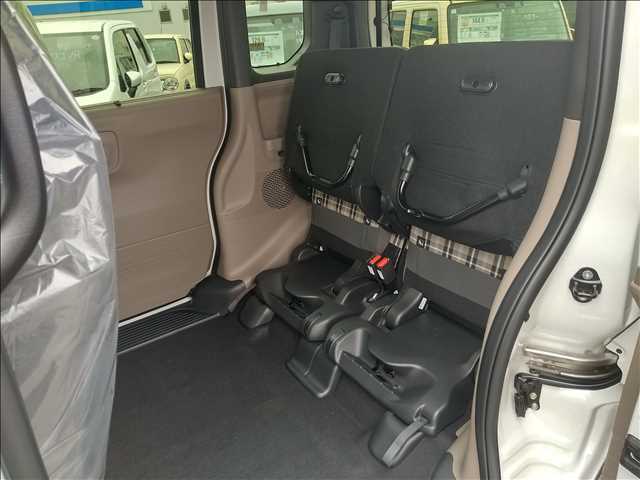 後部座席は上げることができ、大きな荷物もラクラク積めちゃいます！！