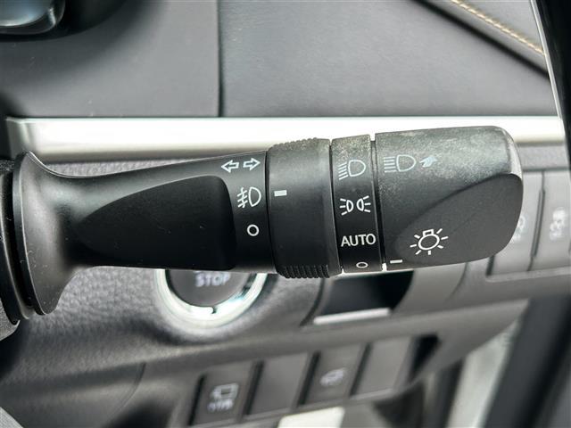 【オートライト（AUTO）】外の明るさをシステムが感知して、自動でヘッドライトが点灯します！ヘッドライトをつけ忘れを防ぐ便利機能です。