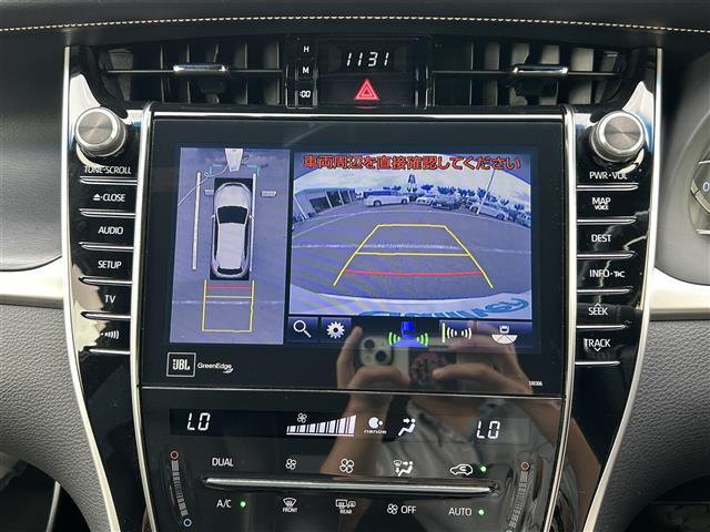 【パノラミックビューモニター】クルマを真上から見下ろした視点で駐車をサポートします！クルマの斜め後ろや真横など、いち早く障害物に気が付くことができます。