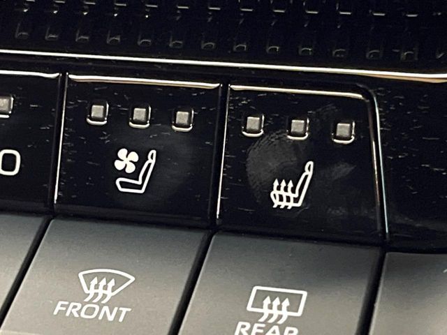 【シートベンチレーション】夏場は涼しい風でお尻や背中の熱やムレを防ぎ、冬はエアコンよりも早く温まってポカポカに！季節を問わず快適に過ごせます。