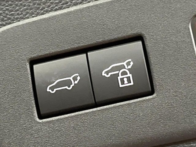 【パワーバックドア】スマートキーや運転席のボタンを押すだけでリアゲートが自動で開閉します！荷物を持っている時や、高い位置にあるバックドアを閉める際に便利な機能です♪