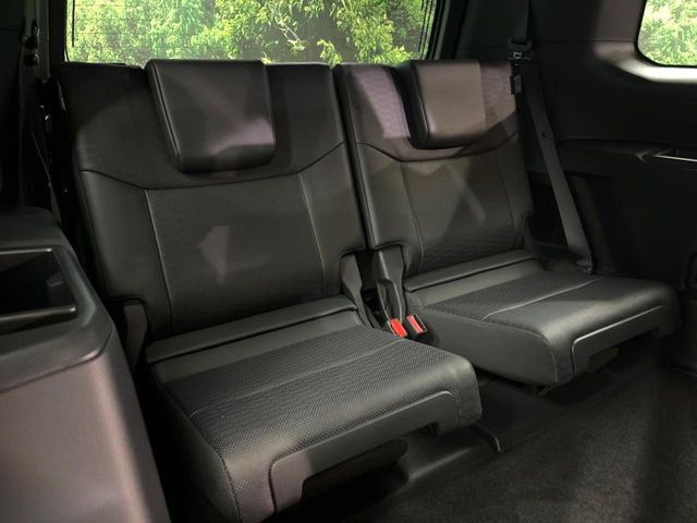 3列目シートはもちろん状態良好☆大人でもゆったりと座って頂けますので、大人数でのお出かけもラクラクです♪ご家族で、気の知れた仲間で、ドライブに行くのが楽しみですね♪
