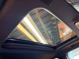 【サンルーフ】開放感たっぷりの希少装備、サンルーフが装着されています！車内に明かりを取り入れたり景色を楽しむ以外にも、車内の空気も簡単に換気できて快適です！