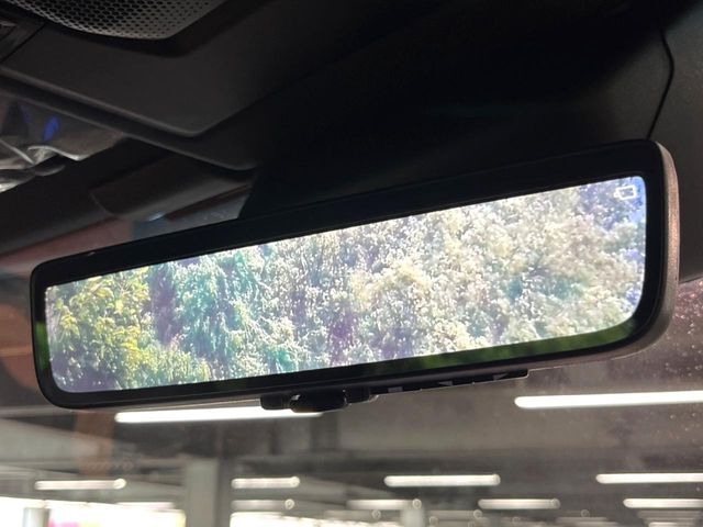 【デジタルインナーミラー】後席の大きな荷物や同乗者で後方が確認しづらい時でも安心！カメラが撮影した車両後方の映像をルームミラー内に表示。クリアな視界で状況の確認が可能です！