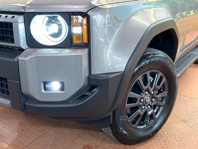 【丸目LEDヘッドライト】悪天候や夜間走行時も良好な視界を確保し安心して運転できる高輝度LEDヘッドライトを装備！点灯速度が早く、消費電力も抑えられています。